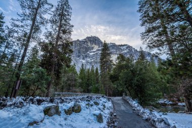 Yosemite Vadisi'nden kaya oluşumları, kış - Yosemite Milli Parkı, Kaliforniya, ABD