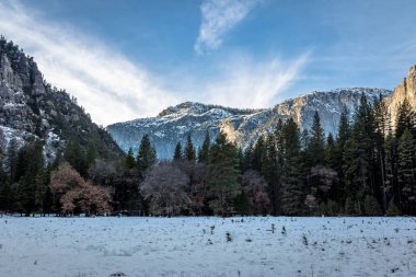 Yosemite Vadisi'nden kaya oluşumları, kış - Yosemite Milli Parkı, Kaliforniya, ABD
