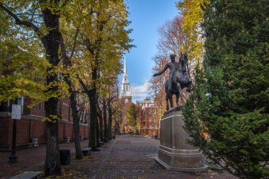 Boston, Amerika Birleşik Devletleri - 30 Kasım 2016: Paul Revere heykel ve eski ne de
