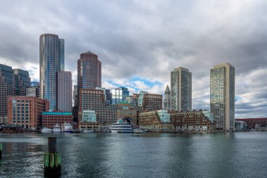 Boston Harbor ve finans bölgesi manzarası - Boston, Massachus