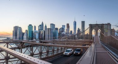 Panoramik görünüm Brooklyn Köprüsü trafiği ve Manhattan siluetinin 