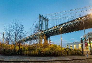 Manhattan Bridge Dumbo Brooklyn üzerinde günbatımında - yeni Yo görüldü