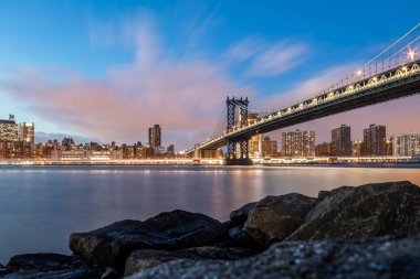 Manhattan Köprüsü ve Manhattan siluetinin batımında - New York, ABD