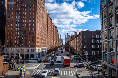 Sokak trafik ve binalarda Chelsea - New York, ABD