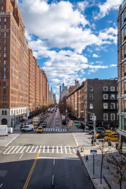 Sokak trafik ve binalarda Chelsea - New York, ABD