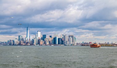 Staten Adası feribot ve Aşağı Manhattan Skyline - New York, ABD