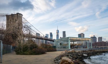 Brooklyn Köprüsü ve Manhattan siluetinin - New York, ABD