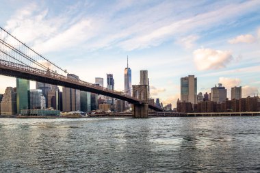 Brooklyn Köprüsü ve Manhattan siluetinin - New York, ABD