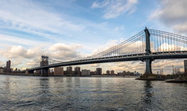 Manhattan Köprüsü ve Manhattan siluetinin - New York, ABD