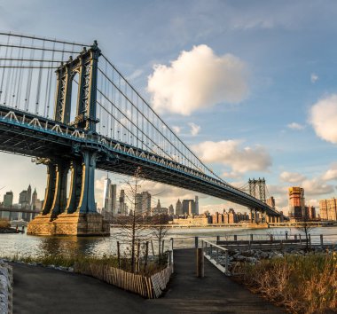 Manhattan Köprüsü ve Manhattan siluetinin Brookl içinde Dumbo görüldü