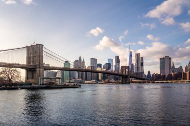 Brooklyn Köprüsü ve Manhattan siluetinin - New York, ABD
