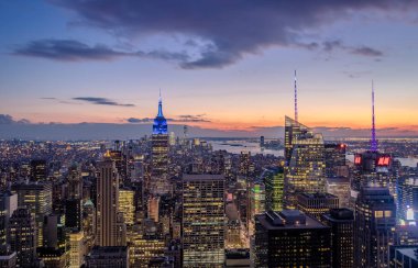 Manhattan siluetinin havadan görünümü gün batımında - New York, ABD
