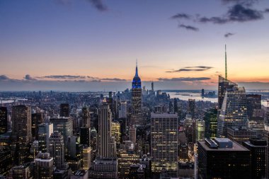Manhattan siluetinin havadan görünümü gün batımında - New York, ABD