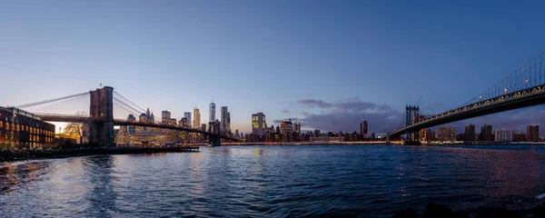 曼哈顿和布鲁克林大桥在日落时的全景 — 图库照片