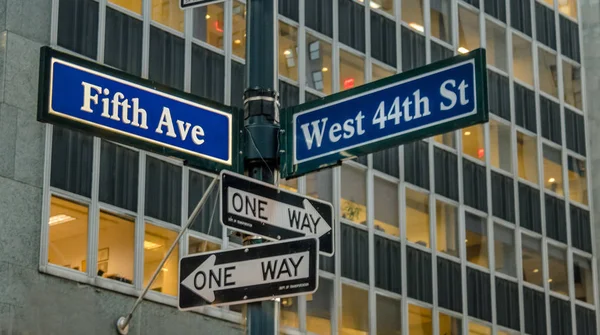 Ulice Znamení Páté Avenue West 44Th New York Usa — Stock fotografie