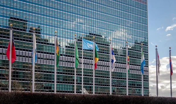 New York, ABD - 08 Aralık 2016: Birleşmiş Milletler Headq bayraklar