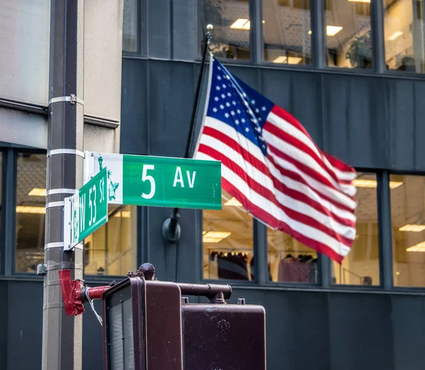 背景として 新しいアメリカの国旗とフィフス アベニューの道路標識 — ストック写真