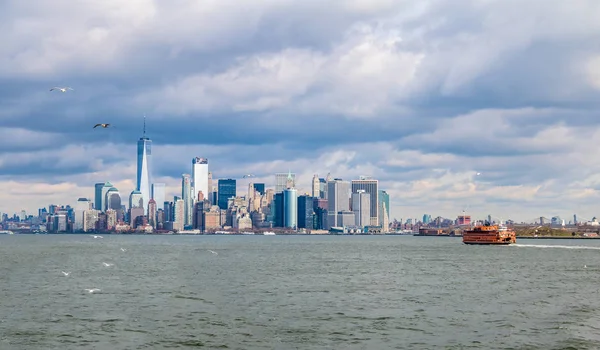 Staten Adası feribot ve Aşağı Manhattan Skyline - New York, ABD