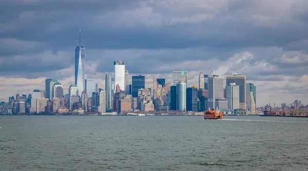 Staten Adası feribot ve Aşağı Manhattan Skyline - New York, ABD