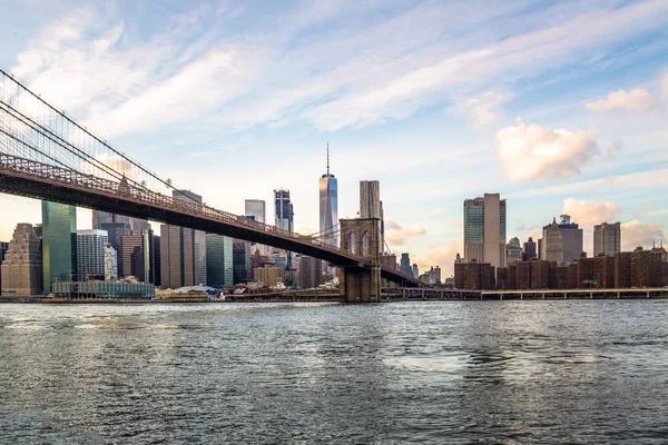 Brooklyn Köprüsü ve Manhattan siluetinin - New York, ABD