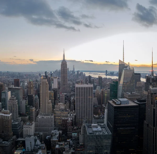 Manhattan Siluetinin Havadan Görünümü Gün Batımında New York Abd — Stok fotoğraf