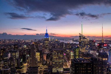 Manhattan siluetinin havadan görünümü gün batımında - New York, ABD