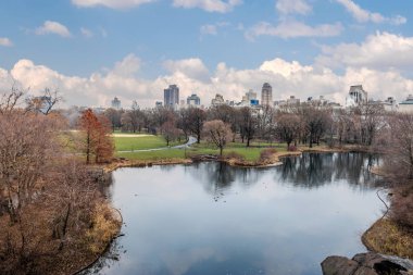 Central Park ve kaplumbağa gölet panoramik manzaralı sırasında geç sonbaharda - New York, ABD