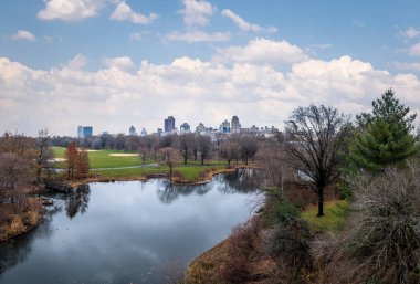 Central Park ve kaplumbağa gölet panoramik manzaralı sırasında geç sonbaharda - New York, ABD