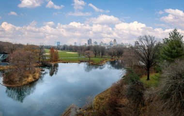 Central Park ve kaplumbağa gölet panoramik manzaralı sırasında geç sonbaharda - New York, ABD
