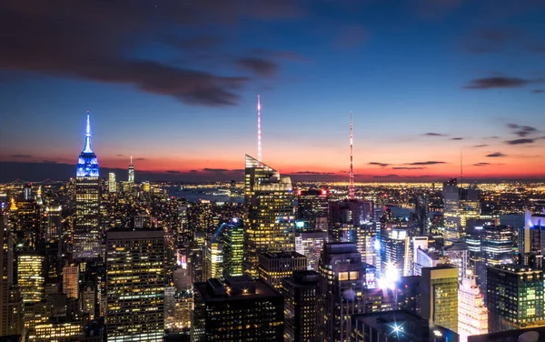 アット サンセット アメリカ合衆国ニューヨーク マンハッタンのスカイラインの空中を表示 — ストック写真