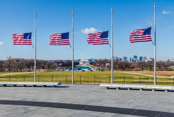 Americké Vlajky Lincolnův Památník Pozadí Washington — Stock fotografie