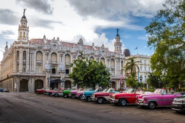 Önünde Gran Teatro - Havana Küba renkli vintage arabalar