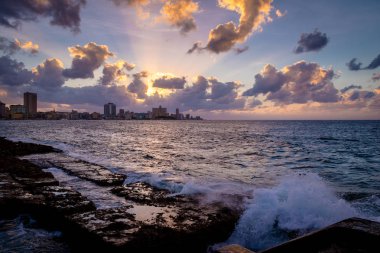 Günbatımında El Malecón - Havana, Küba