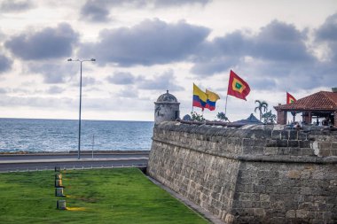 Kolombiya ve şehir bayrakları - Cartagena de Indias, Kolombiya savunma duvarı