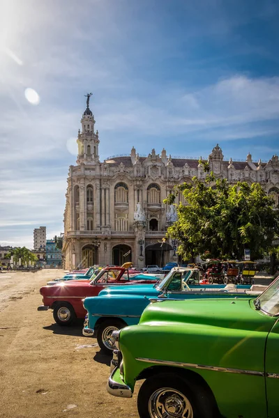 Cubaanse Kleurrijke Oldtimers Voor Gran Teatro Havana — Stockfoto