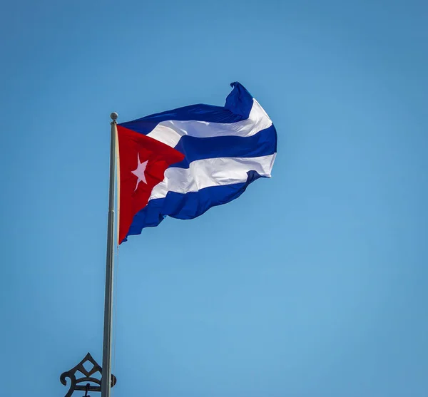 Κουνώντας Την Κουβανέζικη Σημαία Ένα Καταγάλανο Ουρανό — Φωτογραφία Αρχείου