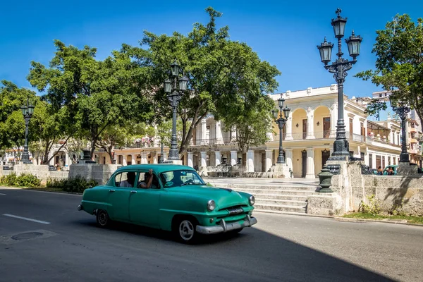 パセオ プラド Paseo Marti 付近のヴィンテージ車 ハバナ キューバ — ストック写真