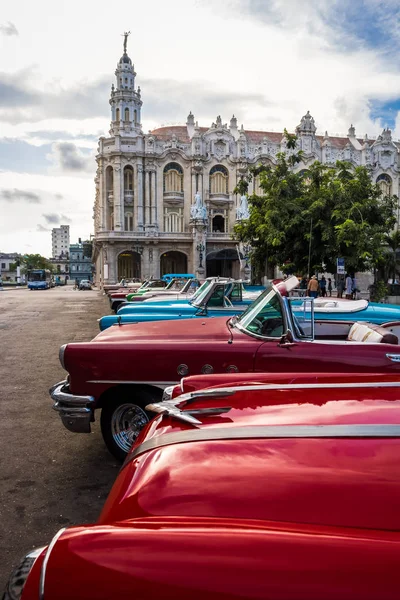 Cubaanse Kleurrijke Oldtimers Voor Gran Teatro Havana — Stockfoto