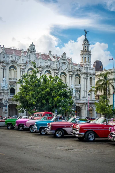 Cubaanse Kleurrijke Oldtimers Voor Gran Teatro Havana — Stockfoto