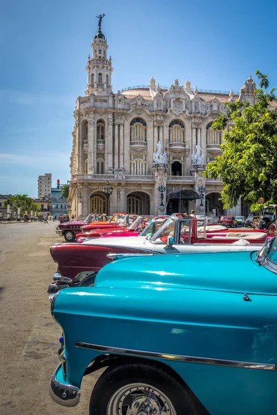 Cuban Colorful Vintage Cars Front Gran Teatro Havana — Stock fotografie