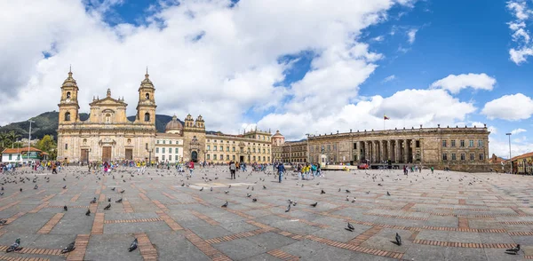 与大教堂和哥伦比亚国会大厦的玻利瓦尔广场全景 哥伦比亚波哥大 — 图库照片