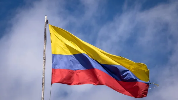 Schwenkt Kolumbianische Flagge Blauen Himmel Bogota Kolumbien — Stockfoto
