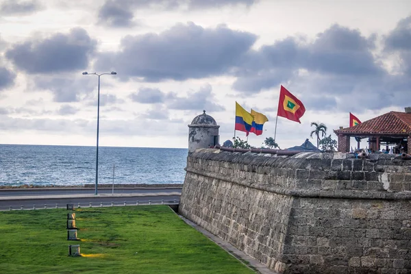 Defensieve Muur Met Colombiaanse Stad Vlaggen Cartagena Indias Colombia — Stockfoto