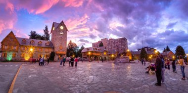 Civic Center (Centro Civico) ve ana kare şehir Bariloche adlı günbatımı - Bariloche, Patagonia, Arjantin