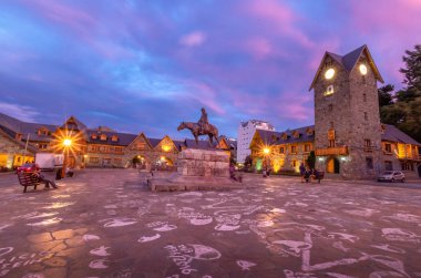 Civic Center (Centro Civico) ve ana kare şehir Bariloche adlı günbatımı - Bariloche, Patagonia, Arjantin
