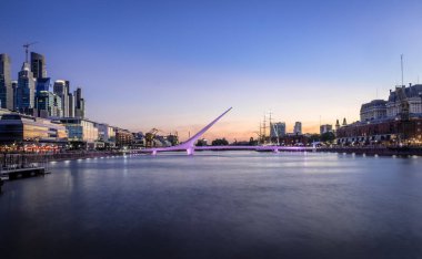 Gün batımında Puerto Madero ve Womens Bridge'in (Puente de la Mujer) panoramik manzarası - Buenos Aires, Arjantin