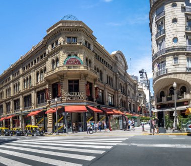 Buenos Aires, Arjantin - 10 Şubat 2018: Galerias Pacifico ve Calle Florida (Florida Street) - Buenos Aires, Arjantin