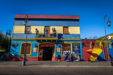 Buenos Aires, Arjantin - 12 Mayıs 2018: La Boca Mahallesi - Buenos Aires, Arjantin renkli binaları