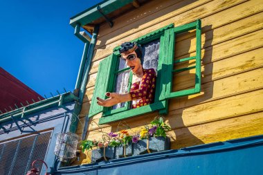 Buenos Aires, Arjantin - 12 Mayıs 2018: La Boca Mahallesi - Buenos Aires, Arjantin renkli binaları