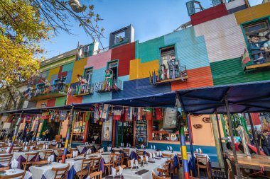 Buenos Aires, Arjantin - 12 Mayıs 2018: Renkli mahalle La Boca - Buenos Aires, Arjantin Restoranlar